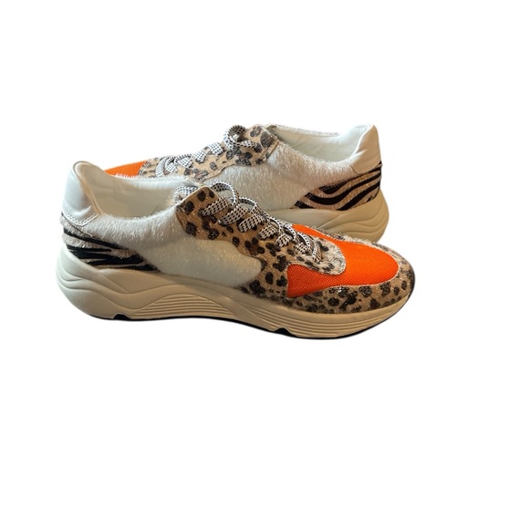 Oasis Society Size 8 Sneakers Like New - Picture 2 of 7